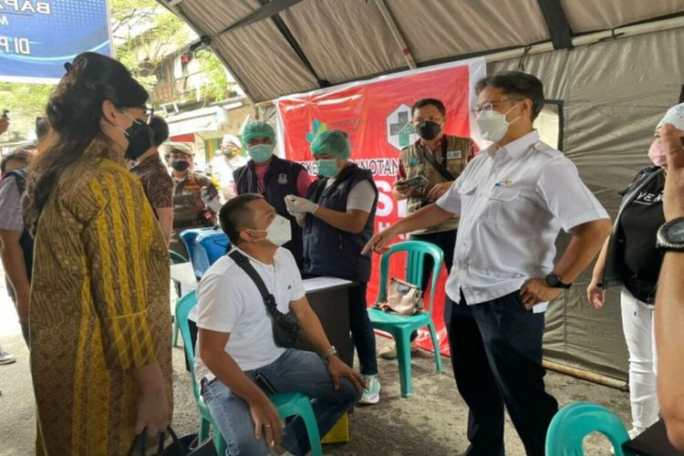 Menteri Kesehatan Budi Gunadi Sadikin meninjau langsung vaksinasi di Puskesmas Ranotana Weru, Manado, Sulawesi Utara, Jumat (5/3/2021).