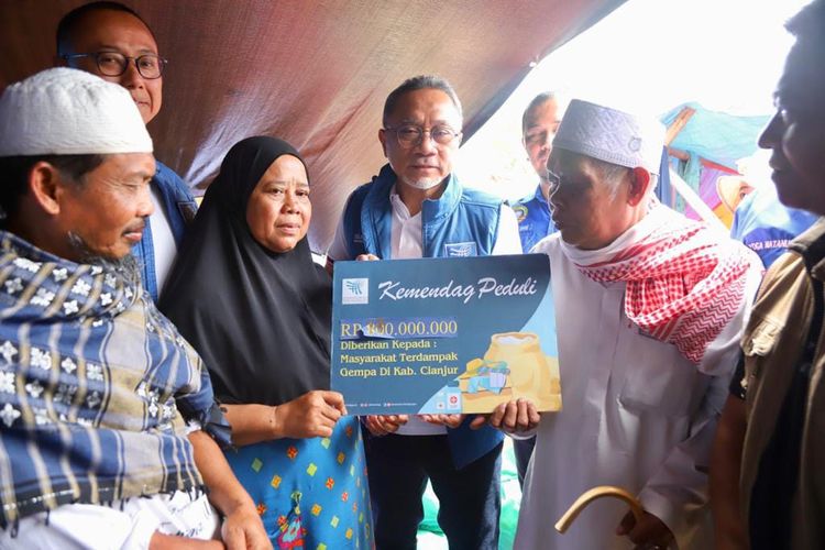 Menteri Perdagangan Zulkifli Hasan memberikan bantuan uang tunai sebesar Rp 500.000 per kepala keluarga (KK) bagi korban gempa bumi di Cianjur, Jawa Barat pada Minggu (27/11/2022).