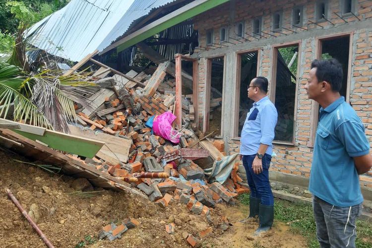 Anggota DPRD Pesisir Selatan Novermal Yuska meninjau lokasi longsor, Minggu (19/9/2021)