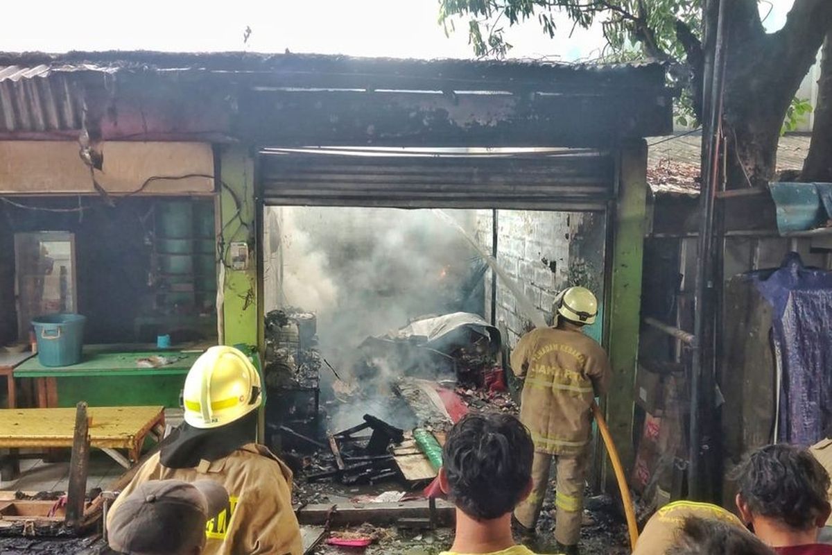 Sebuah warteg di Jalan Jatinegara Timur, RT 006/RW 04, Kelurahan Bali Mester, Kecamatan Jatinegara, Jakarta Timur, mengalami kebakaran, Kamis (16/2/2023).