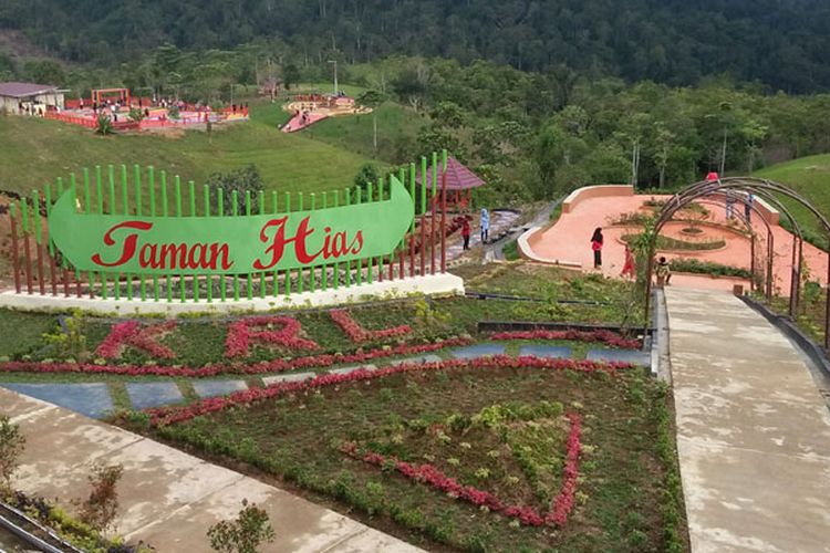 Kebun Raya Liwa di Kabupaten Lampung Barat, Lampung, yang baru diresmikan. Tempat ini dijadikan warga untuk menghabiskan waktu senja di akhir pekan. 