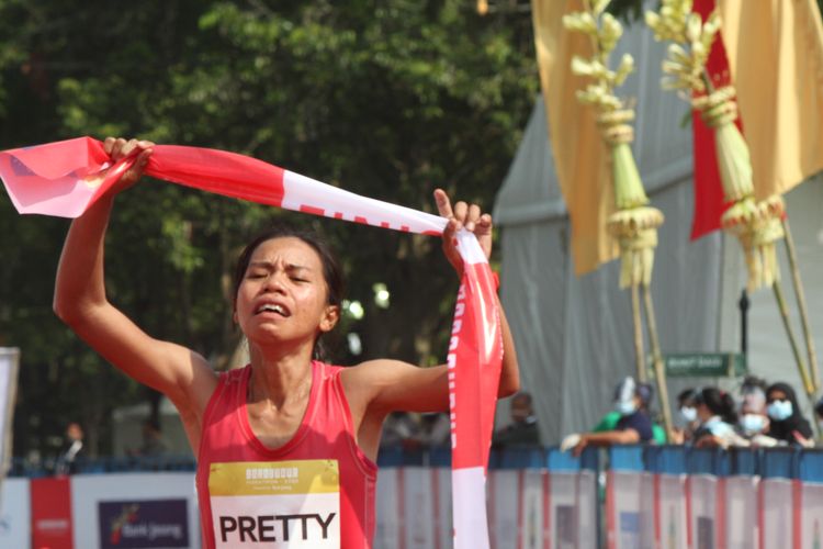 Pelari Elite Race Borobudur Marathon 2020 Putri, Pretty Sihite, keluar sebagai peserta lari tercepat, Minggu (15/11/2020) di kawasan Candi Borobudur, Magelang.