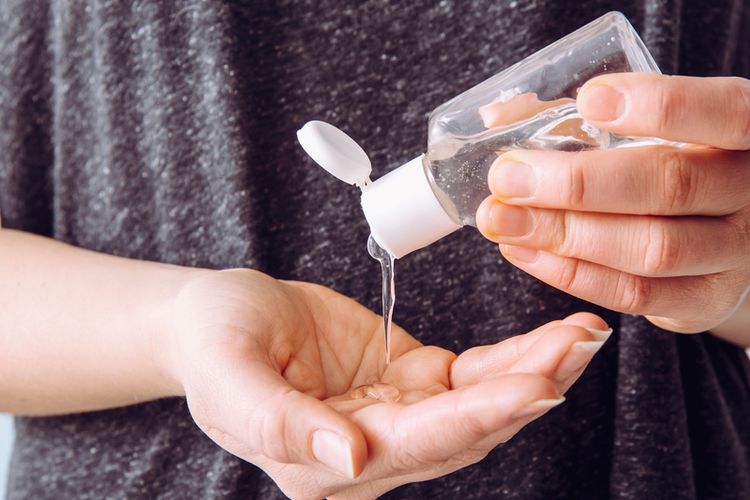 Ekstrak daun sirih dapat dijadikan alternatif bahan pembuat hand sanitizer.