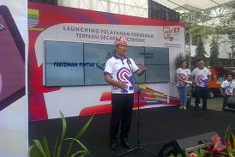 Wali Kota Bandung, Ridwan Kamil, meluncurkan Pelayanan Perizinan Terpadu Online oleh BPPT, Kamis (28/5/2015).