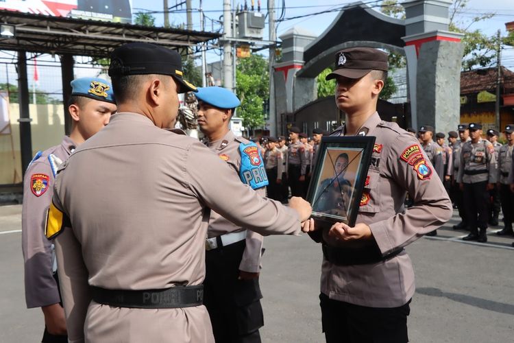 Kapolres Tulungagung melaksanakan prosesi Pemberhentian Tidak Dengan Hormat (PTDH) secara simbolis, kepada anggota Polisi yang terlibat peredaran Narkoba pada Senin (01/04/2024).