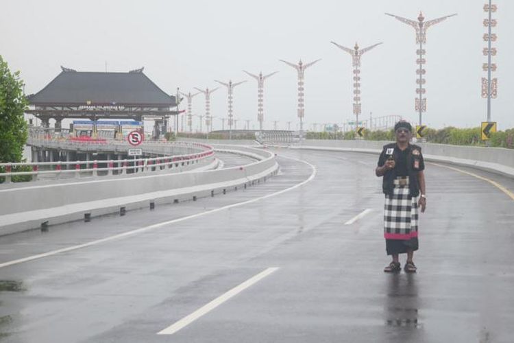 Pecalang atau petugas pengamanan adat Bali memantau situasi jalan tol Bali Mandara saat Hari Raya Nyepi Tahun Baru Saka 1946 di Desa Adat Tuban, Badung, Bali, Senin (11/03/2024).