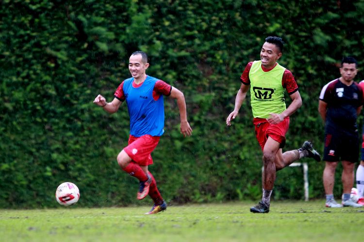 Pemain senior Madura United, Slamet Nurcahyo dan Asep Berlian saat latihan perdana untuk persiapan turnamen pra musim, Piala Menpora 2021 di Lapangan Agro Kusuma Kota Batu, Jawa Timur, Kamis (25/02/2021) sore. 