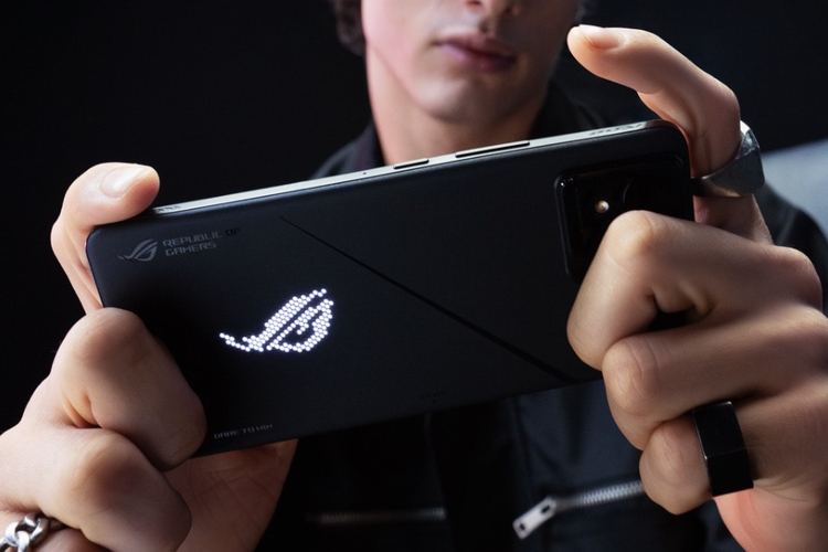 Tampilan fitur AniMe di punggung  Asus ROG Phone 8 Pro dana ROG Phone 8 Pro Edition.