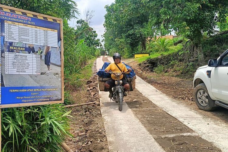 Saat Papan Proyek Diisi Nama Donatur, Kisah Warga Perbatasan Blora Bangun Jalan Sendiri