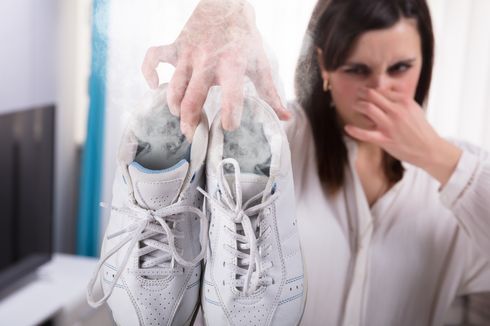 Cara Terbaik Menghilangkan Bau Sepatu