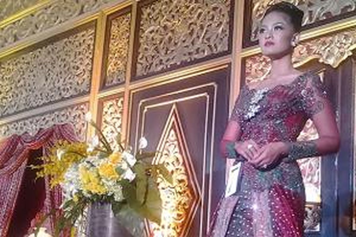 Pakai kebaya impian bisa menjadi salah satu sumber keinginan calon pengantin. Seperti rancangan Rumah Kebaya yang dipakai finalis Puteri Kebaya Indonesia di Gebyar Pernikahan Indonesia.