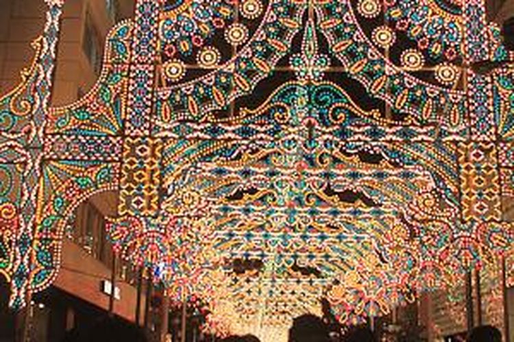 Dekorasi lampu tampak di gerbang berlangsungnya festival lampu di Kobe beberapa waktu lalu. Acara tahunan ini diadakan untuk mengenang peristiwa gempa di kota ini. Cahaya lampu yang berwarna-warni diharapkan menciptakan kegembiraan dan optimisme warga Kobe setelah gempa besar meluluhlantakkan kota ini.