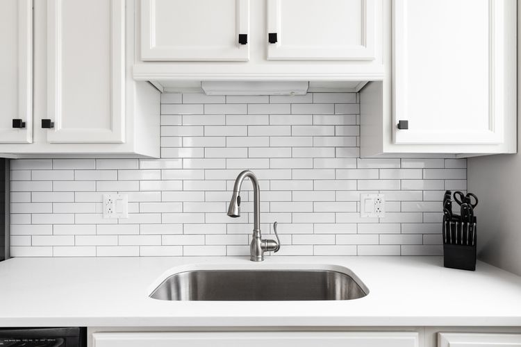 ilustrasi backsplash dapur bersih dan kinclong