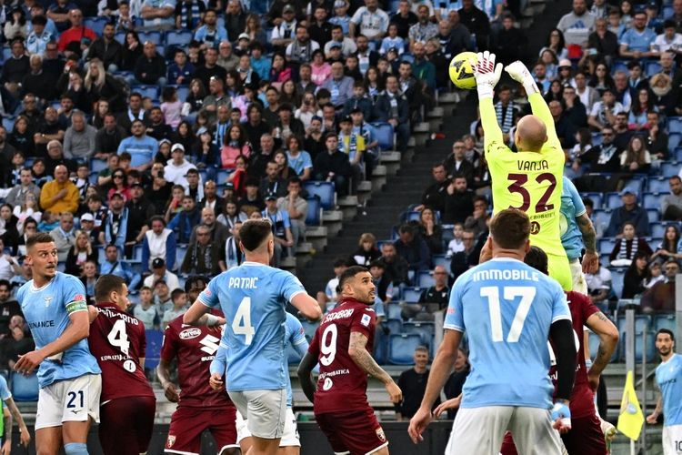 Kiper Torino, Vanja Milinkovic-Savic, saat menangkap bola dalam pertandingan melawan Lazio pada pekan ke-31 Liga Italia di Stadion Olimpico, Sabtu (22/4/2023) malam WIB. Laga Lazio vs Torino tuntas dengan skor 0-1. 