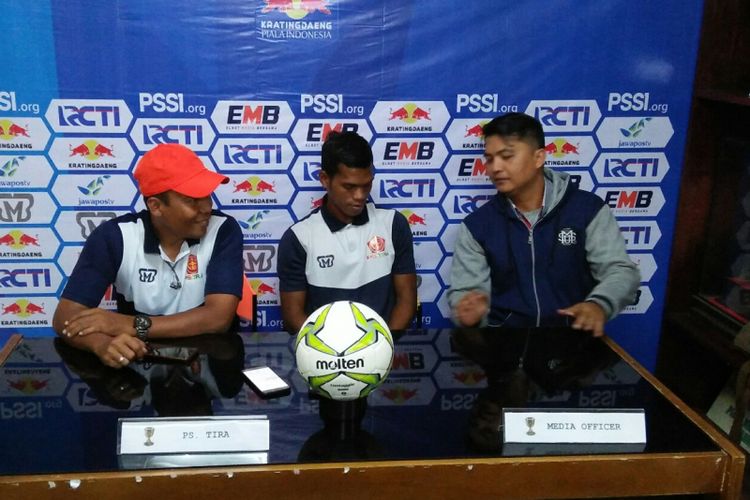 Asisten pelatih PS Tira Miftah dan pemain Izmi saat jumpa pers jelang pertandingan di PT KSSP,  Kamis (24/1/2019)