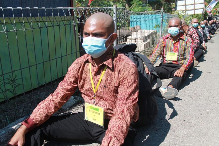 Hery Christanto Nubatonis (23) dan Ferdi Osias Nubatonis (19), saat mengikuti pendidikan di SPN Kupang, Sabtu (24/7/2021)