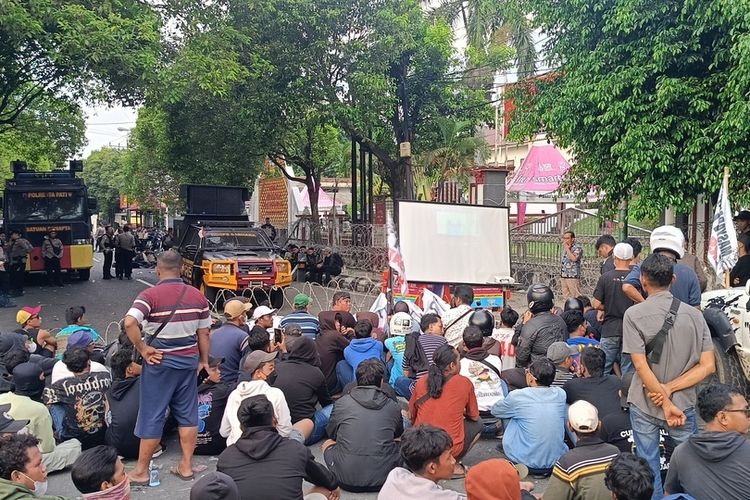 Ribuan Warga MPB Bertahan di Alun-Alun Pati hingga Sidang Paripurna Selesai