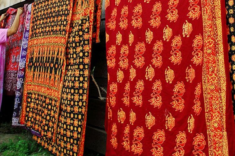 Menjelang Idul Fitri, sejumlah perajin memproduksi batik untuk pakaian gamis. Hal itu untuk menyiasati pemasaran agar tetap stabil di masa Lebaran. Siti Hajir, perajin di sentra batik kawasan Seberang, Kota Jambi, menjemur hasil pewarnaan batik, Jumat (16/6/2017).