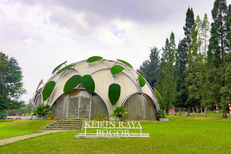 Kebun Raya Bogor, salah satu tempat wisata asri yang banyak dikunjungi warga Bogor, Jakarta, dan sekitarnya.
