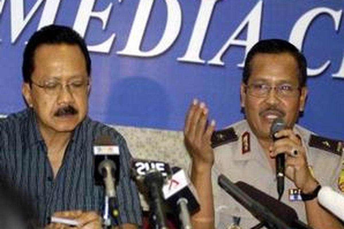 Wakil Kepala Divisi Humas Mabes Polri, Brigadir Jenderal Polisi Sulistyo Ishak (kanan) bersama Gubernur DKI Jakarta, Fauzi Bowo, memberikan keterangan kepada wartawan di Jakarta Media Crisis Center, Kuningan, Jakarta Selatan, Senin (20/7). Dalam keterangannya ia mengharapkan kepada semua pihak terutama media agar bersabar menunggu hasil penyelidikan dari Polri dan mengimbau untuk bisa menahan diri serta tidak berspekulasi mengenai peristiwa bom bunuh diri di Mega Kuningan.