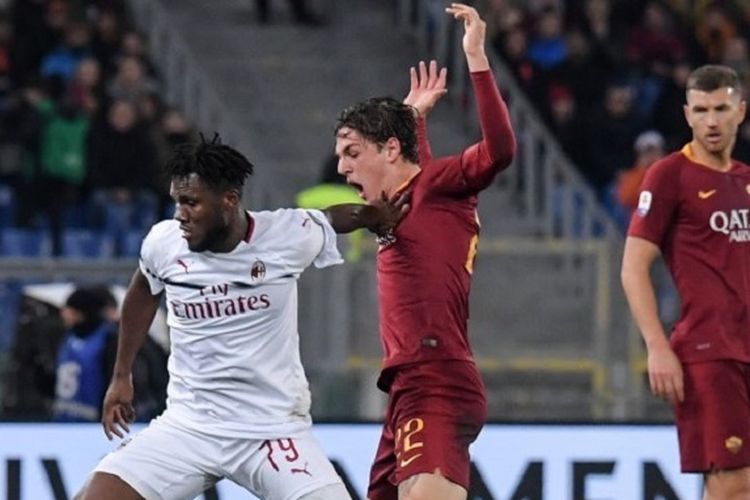 Franck Kessie menahan laju Nicolo Zaniolo pada pertandingan AS Roma vs AC Milan di Stadion Olimpico dalam lanjutan Serie A Liga Italia, 3 Februari 2019. 