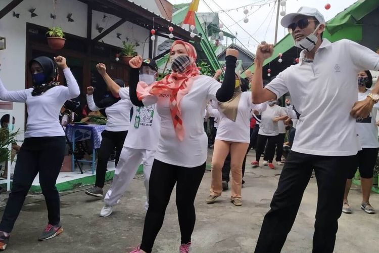 Warga di Kampung Putih, Kota Malang melaksanakan senam bersama untuk sosialisasikan protokol kesehatan, Minggu (18/10/2020)