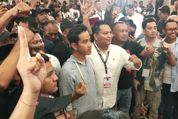 Calon Wali Presiden (Cawapres) Gibran Rakabuming Raka bertemu ratusan relawan Bolone Mase di Kota Solo, Jawa Tengah (Jateng), pada Jumat (1/3/2024).