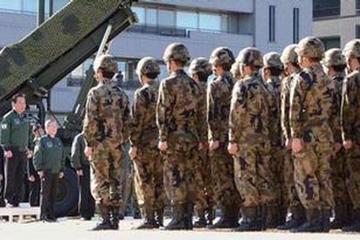 PM Jepang Yoshihiko Noda memberi pengarahan di hadapan prajurit Jepang terkait perintah untuk menembak jatuh roket Korea Utara jika membahayakan wilayah kedaulatan Jepang. Di belakang perdana menteri terlihat peluncur roket Patriot Advanced Capability-3 (PAC-3) yang merupakan salah satu andalan pertahanan Jepang. 