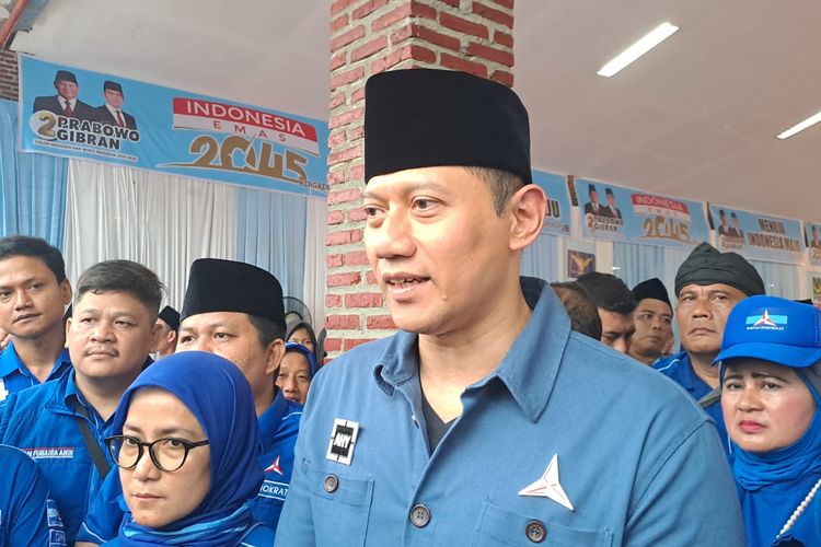 Ketua Umum Partai Demokrat Agus Harimurti Yudhoyono (AHY) saat ditemui di kediaman eks Bupati Lebak Mulyadi Jayabaya, Banten, Minggu (3/12/2023). 