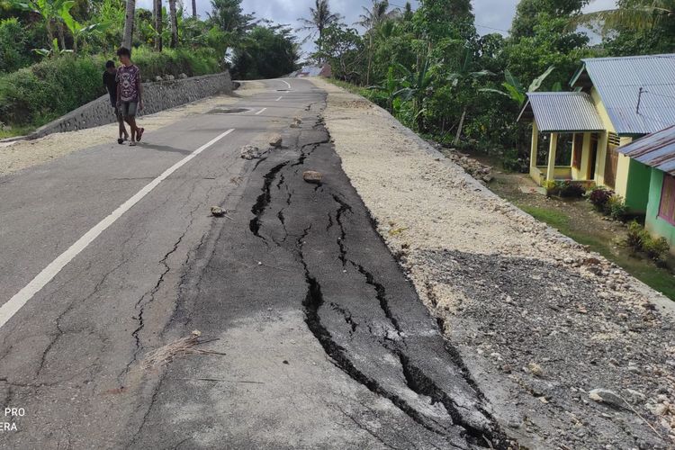 Kondisi jalan yang baru selesai dibangun di Desa Oelbiteno, Kecamatan Fatuleu, Kabupaten Kupang, Nusa Tenggara Timur (NTT).