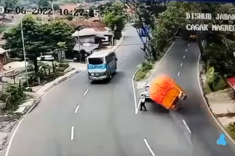 Tangkapan layar video viral detik-detik truk bermuatan hilang keseimbangan menghantam mobil di Jalan Cagak, Nagreg, Kabupaten Bandung, Jawa Barat.
