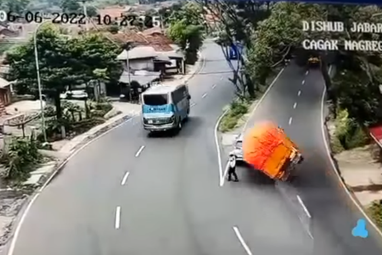 Viral Video Detik Detik Truk Bermuatan Yang Hilang Keseimbangan Hantam