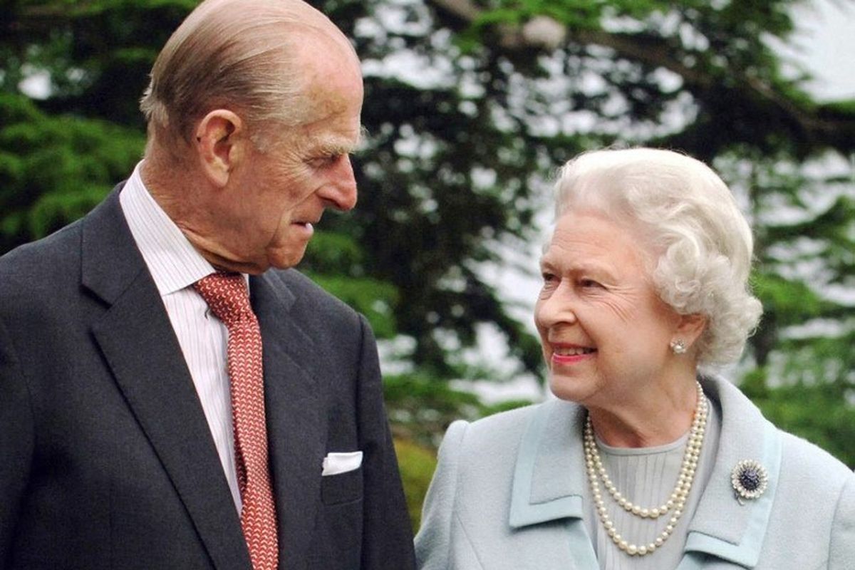Dalam foto file ini diambil pada tahun 2007 dan dirilis 18 November 2007 menunjukkan Ratu Inggris Elizabeth II dan suaminya, Pangeran Philip dari Inggris, Duke of Edinburgh (kiri) berjalan di Broadlands, Hampshire.