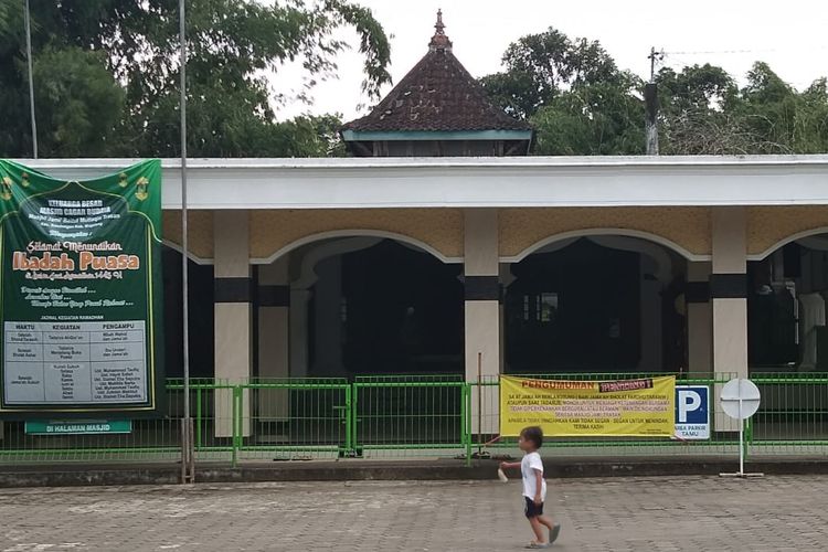 Serambi Masjid Jami Baitul Muttaqin alias masjid tiban di Trasan, Bandongan, Magelang, Senin (18/3/2024).