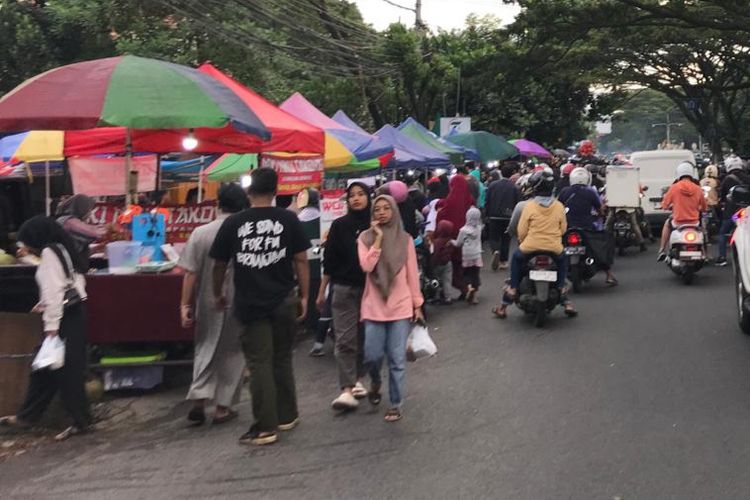 Ilustrasi pedagang makanan dan minuman berbuka puasa, atau takjil di Jalan Soekarno Hatta, Kota Malang, Jawa Timur, pada Jumat (15/3/2024).