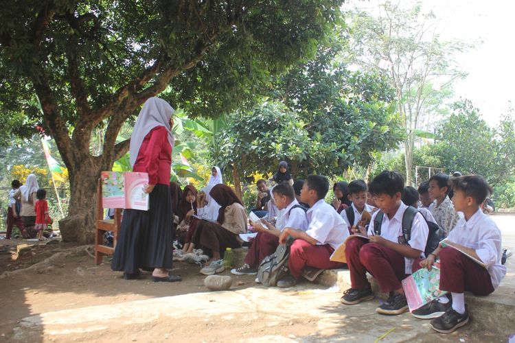 Sejumlah siswa SD di Kabupaten Cianjur, Jawa Barat, ini terpaksa belajar di bawah pohon karena kelas mereka rusak tak bisa digunakan.