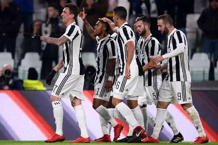 Para pemain Juventus merayakan gol yang dicetak Douglas Costa (kedua dari kiri) ke gawang Genoa dalam laga Liga Italia di Juventus Stadium, Turin, pada 22 Januari 2018. 