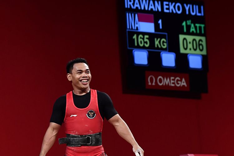 Lifter Indonesia Eko Yuli Irawan tersenyum seusai melakukan angkatan clean and jerk dalam kelas 61 kg putra Grup A Olimpiade Tokyo 2020 di Tokyo International Forum, Tokyo, Jepang, Minggu (25/7/2021). Eko Yuli berhasil mempersembahkan medali perak dengan total angkatan 302 kg.