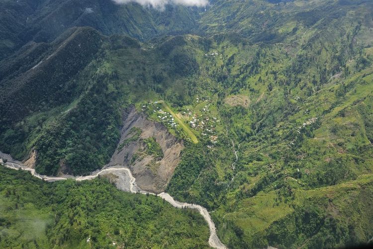 Tampak dari pesawat kondisi Distrik Anggruk yang mengalami bencana longsor di Yahukimo, Papua Pegunungan, Selasa (31/10/2023).