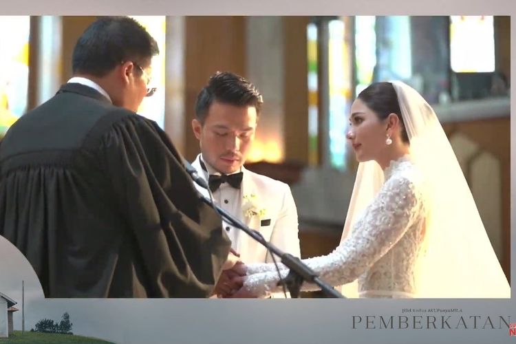 Artis peran Jessica Mila (kiri) dan Yakup Hasibuan menjalani pemberkatan pernikahan di gereja HKBP Rawamangun, Jakarta Timur, Jumat (5/5/2023).