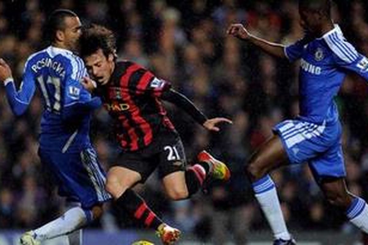 Gelandang Manchester City, David Silva, saat dilanggar oleh Bek Chelsea, Jose Bosingwa, di kotak penalti. 