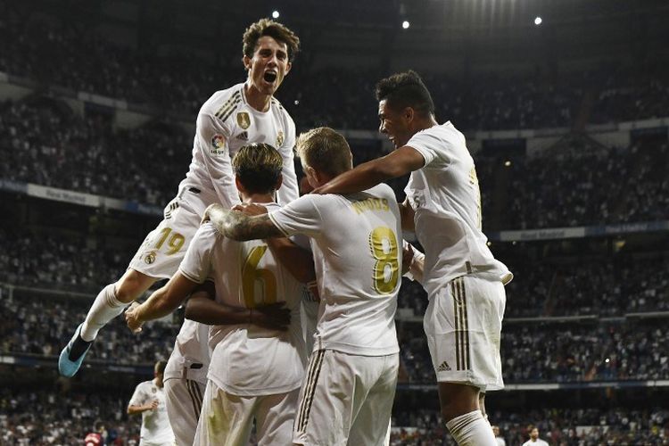 Pemain Real Madrid merayakan gol kedua mereka yang diciptakan Rodrygo dalam pertandingan Liga Spanyol melawan Osasuna di Stadion Santiago Bernabeu pada Rabu (25/9/2019). 