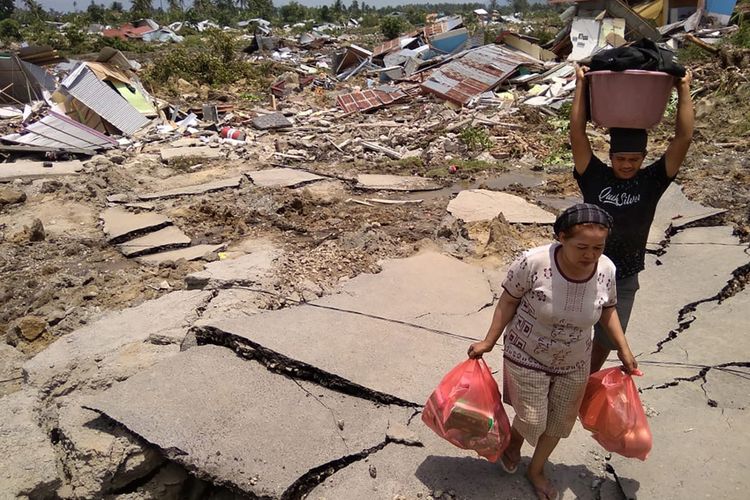 Warga menyelamatkan barang-barang milik mereka, Sabtu (29/9.2018), setelah gempa bumi dan tsunami melanda Palu, Sulawesi Tengah, Jumat sehari sebelumnya. Lebih dari 420 orang meninggal dunia akibat gempa yang disusul tsunami di Kota Palu.