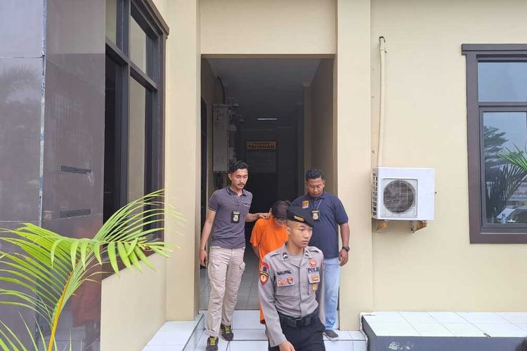 Tersangka pembobol sejumlah apotek di Kota Banjar, digiring penyidik ke ruang tahanan Polres Banjar, Rabu (04/10/2023).