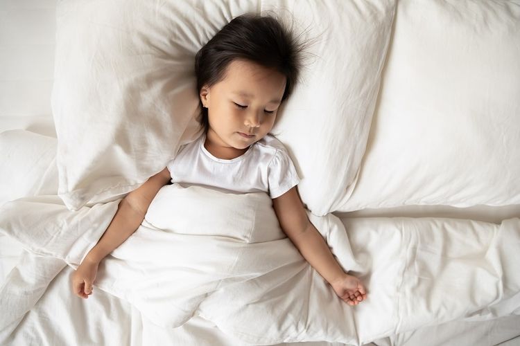 Bayi baru lahir usia 0-3 bulan, durasi tidur yang diperlukan adalah 14-17 jam per hari. Sementara itu, bayi usia 4-12 bulan durasi tidur yang ideal 12-16 jam. Adapun batita usia 1-2 tahun memiliki durasi tidur 11-14 jam, sedangkan usia 3-5 tahun durasi tidur yang dibutuhkan yakni 10-13 jam.
