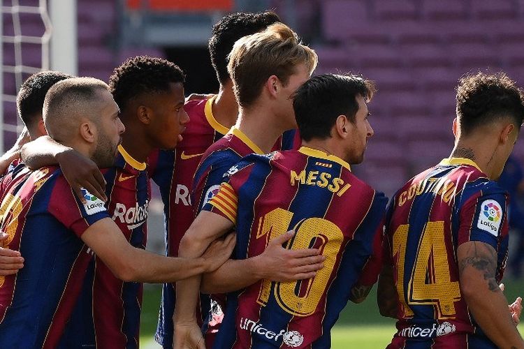 Para pemain Barcelona merayakan gol Ansu Fati pada laga El Clasico Liga Spanyol kontra Real Madrid di Stadion Camp Nou pada 24 Oktober 2020.