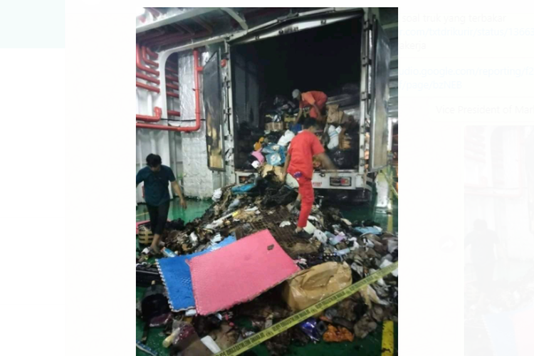Tangkapan layar kondisi paket pelanggan dalam truk JNE yang terbakar di dalam Kapal Feri menuju ke Bakauheni, Lampung, Senin (1/3/2021).