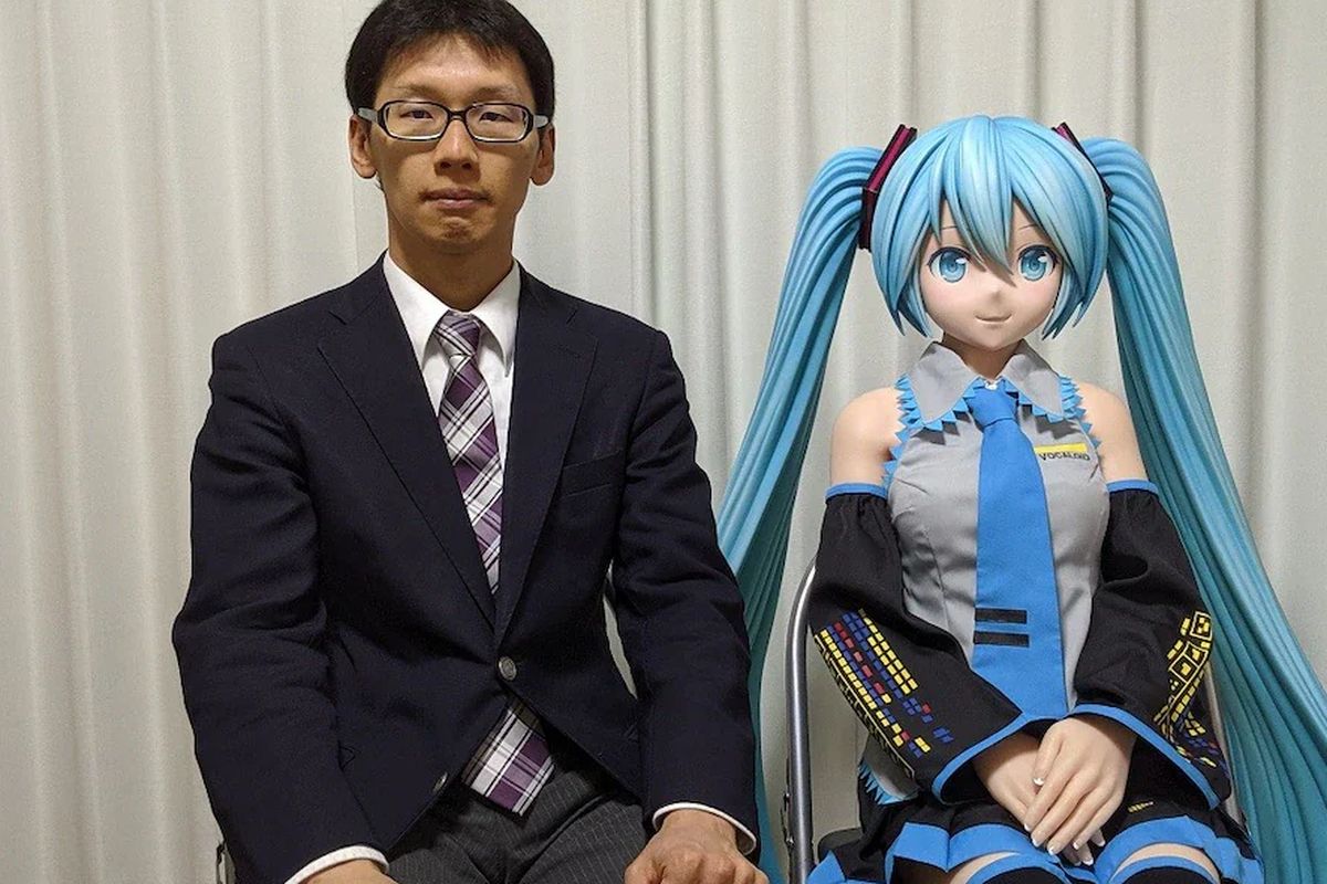 Akihiko Kondo, pria asal Jepang berusia 41 tahun, baru-baru ini merayakan ulang tahun pernikahannya yang keenam dengan istri virtualnya, Hatsune Miku, karakter fiksi dari anime Vocaloid yang populer di kalangan penggemar anime. 