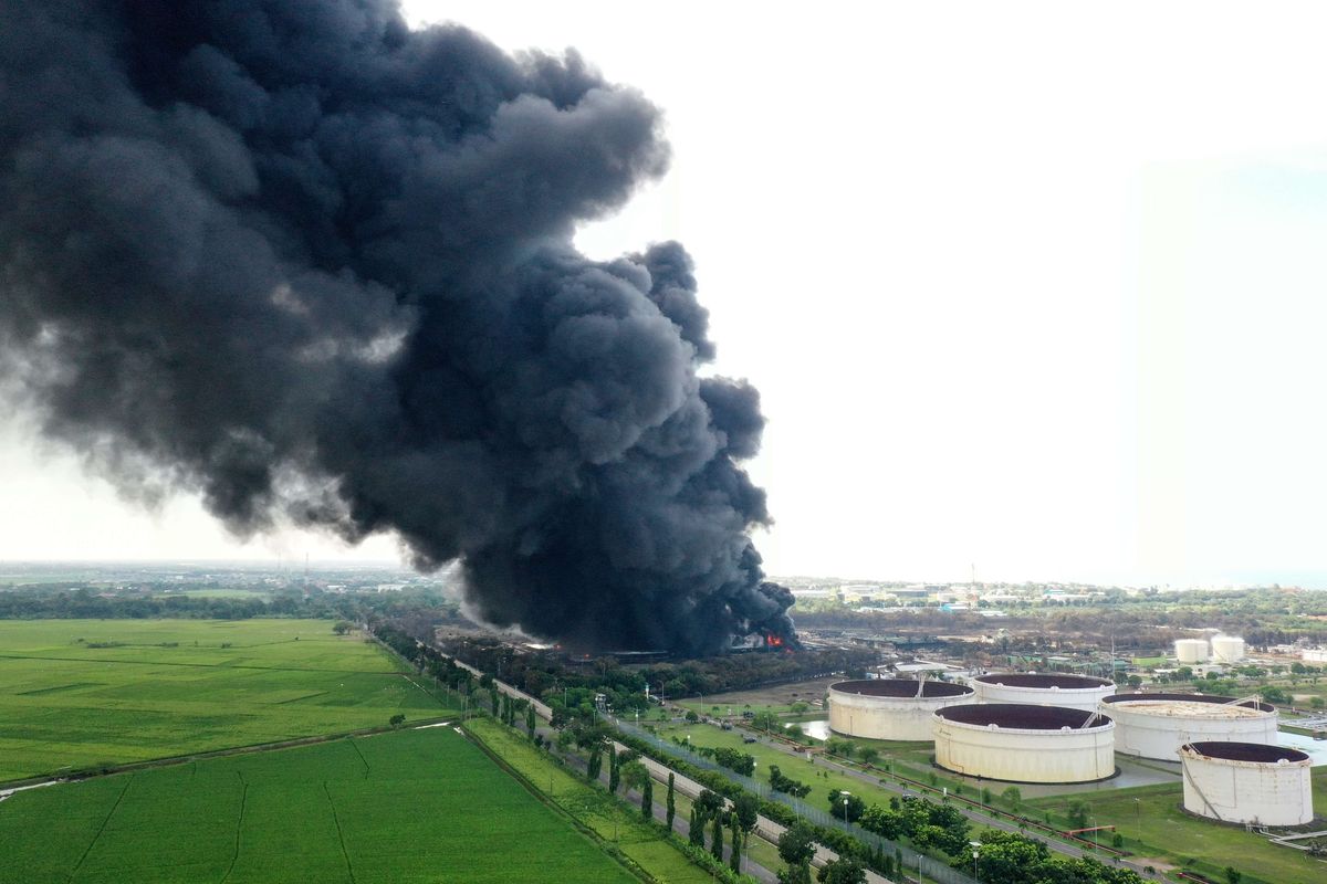 Kebakaran kilang minyak milik Pertamina RU VI di Balongan, Indramayu, Jawa Barat, Senin (29/3/2021).  Tangki di kilang minyak milik Pertamina ini terbakar pada Senin, pukul 00.45 WIB.