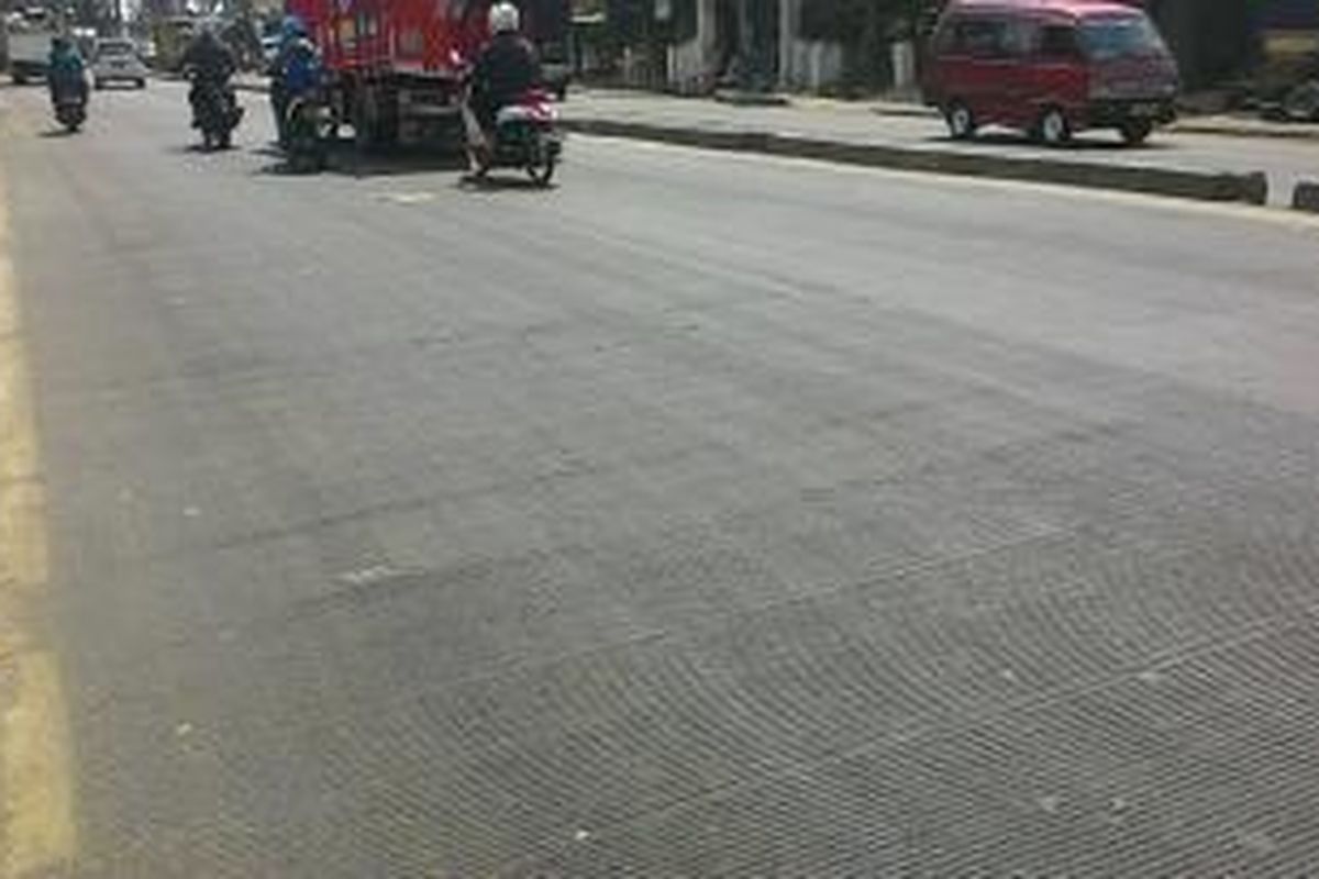 Jalan Raya Bogor dekat pintu keluar Pasar Induk Kramatjati kerap dicemari limbah air sampah yang berasal dari truk pengangkut sampah dari pasar. Tak jarang pengendara motor yang melintas menjadi korban kecelakaan. Jumat (26/6/2015).